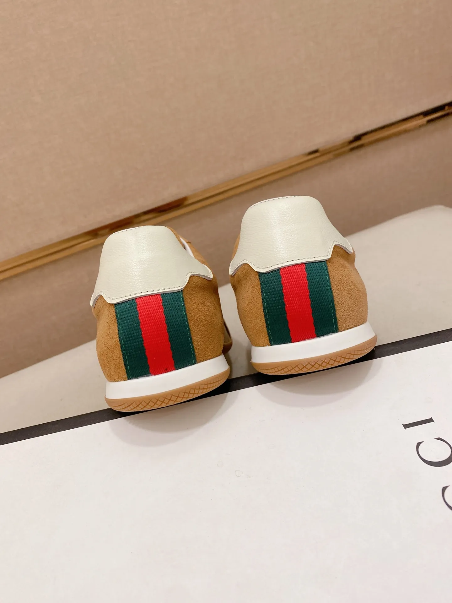 Men's shoes 💰 462💰The new GUCCI (Gucci) counters are launched simultaneously. The new men's shoes, 😘fabrics are selected from imported cowhide, and the lining is sheepskin lining. 👍🏿 High-end ☄️ air-cushion molded anti-slip rubber outsole, exquisite lines, simple and elegant, comfortable and high-end for leisure travel. Code number: 38 to 44 (45 can be customized and cannot be returned or exchanged)